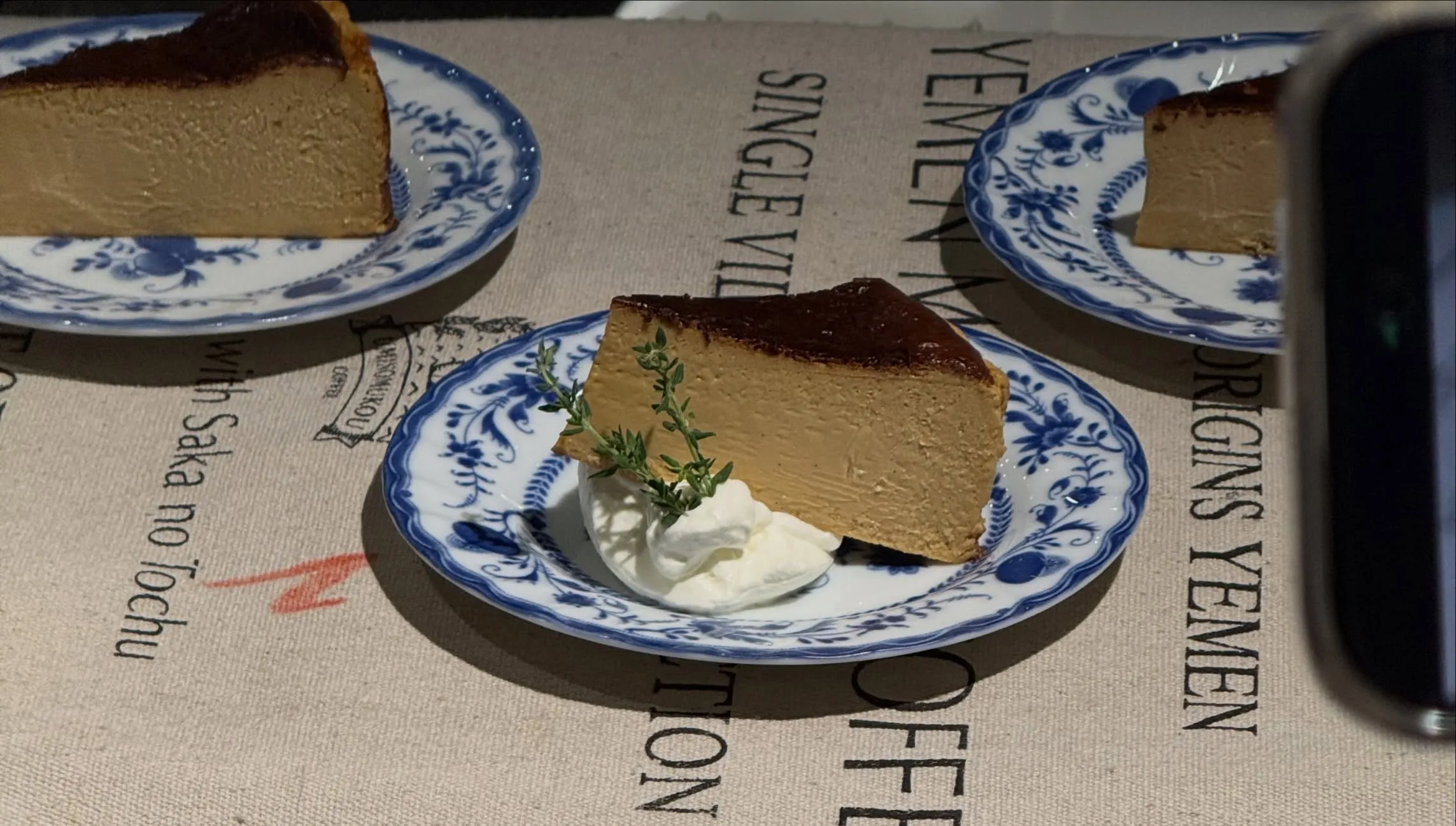 今日はOMOFUで人気のバスクチーズケーキの紹介です。
