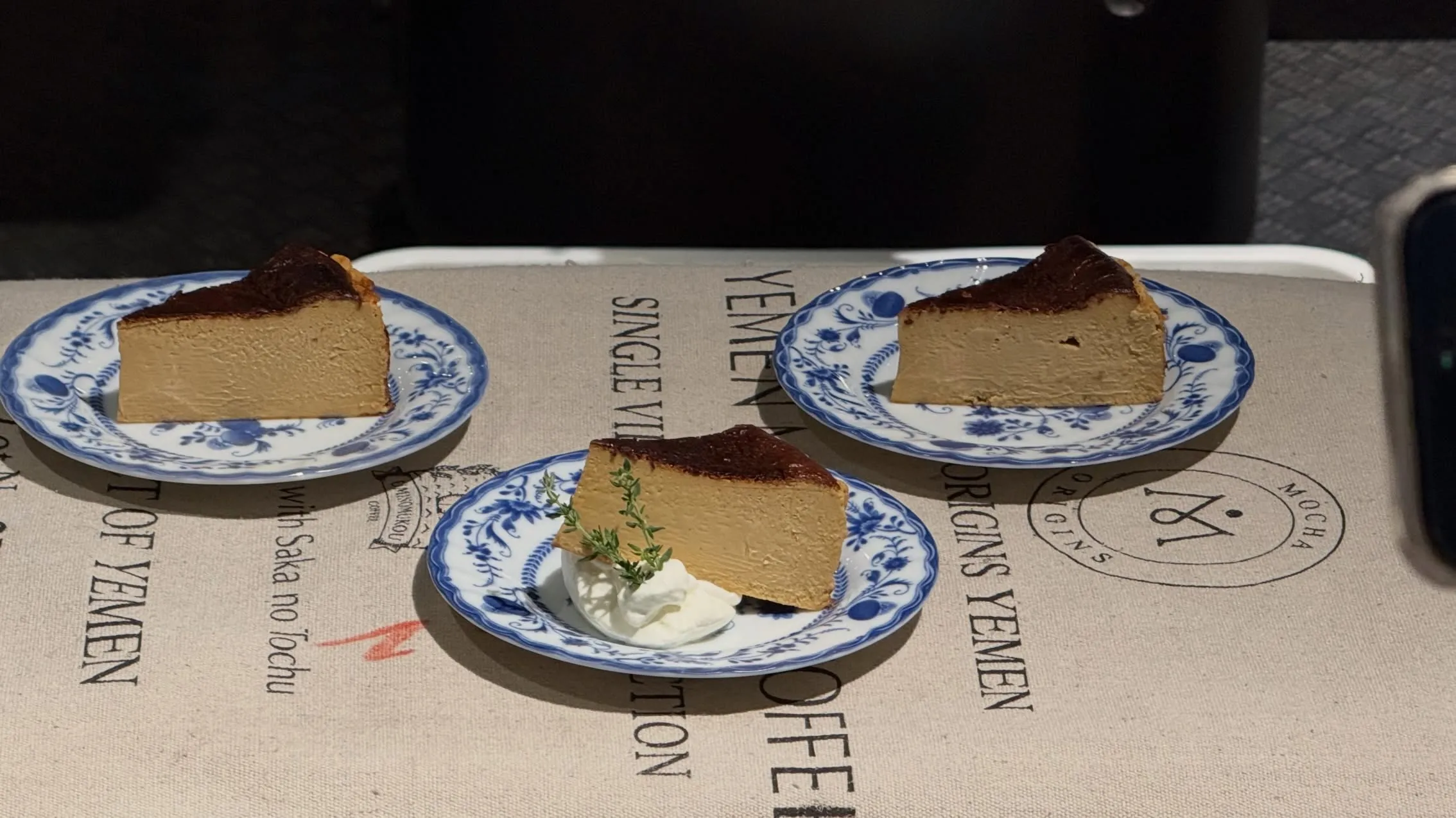 今日はOMOFUで人気のバスクチーズケーキの紹介です。