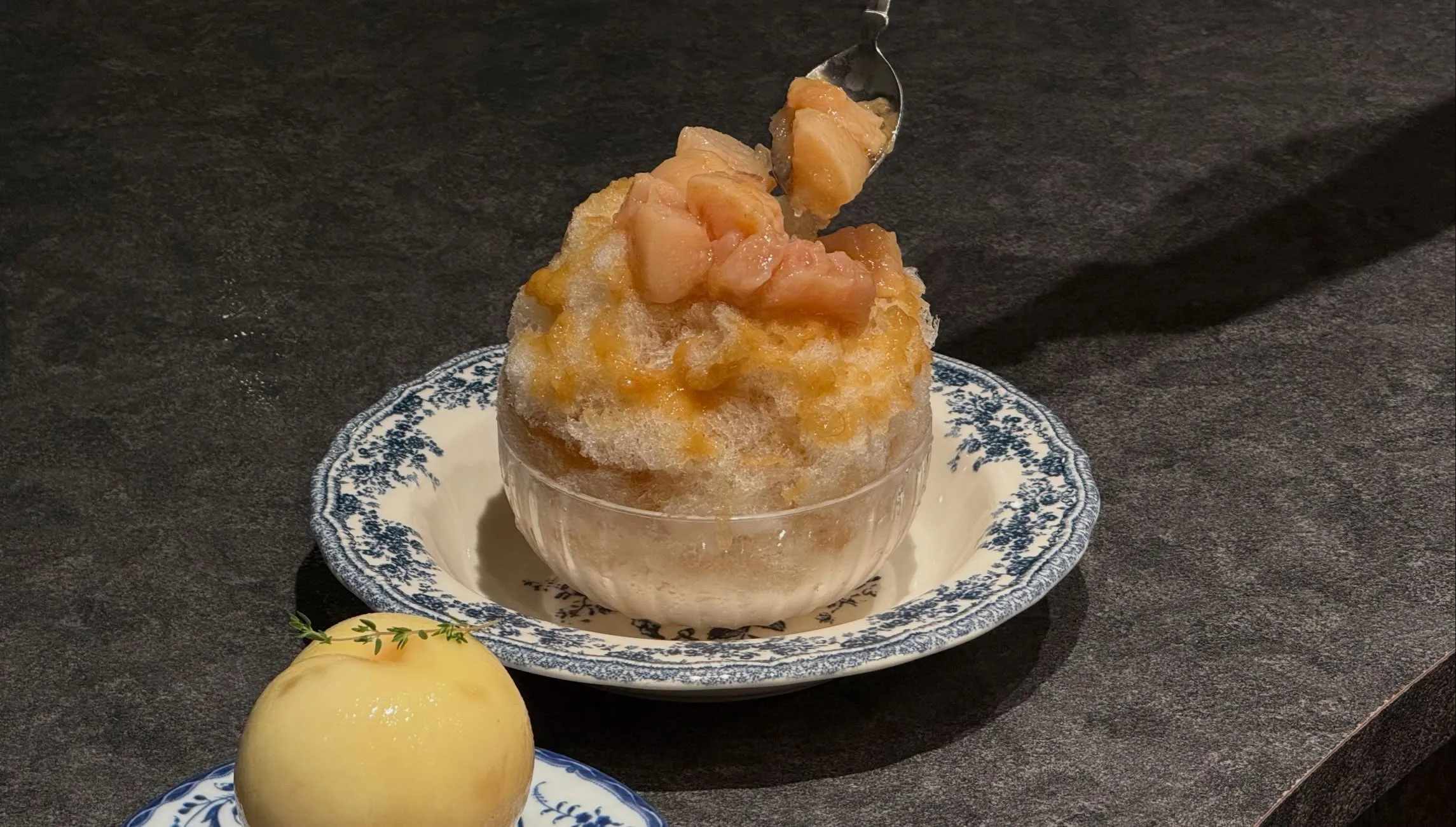 まるで桃⁈なかき氷は店内で桃を煮込みコンポートを作っています...