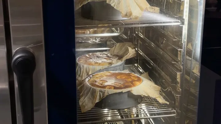 期間限定の焼きりんごのバスクチーズケーキ🍎